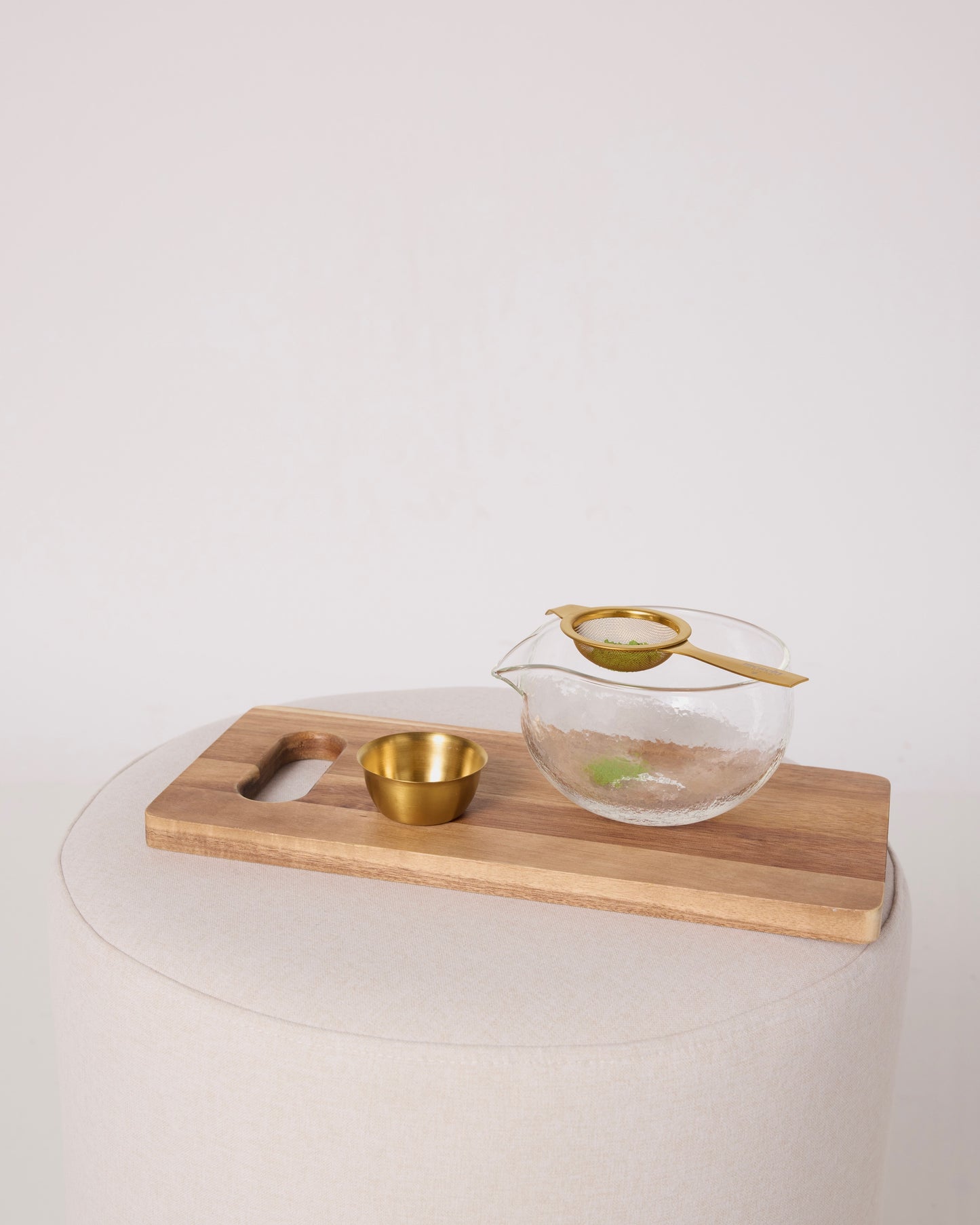 Goldenes Matcha-Sieb