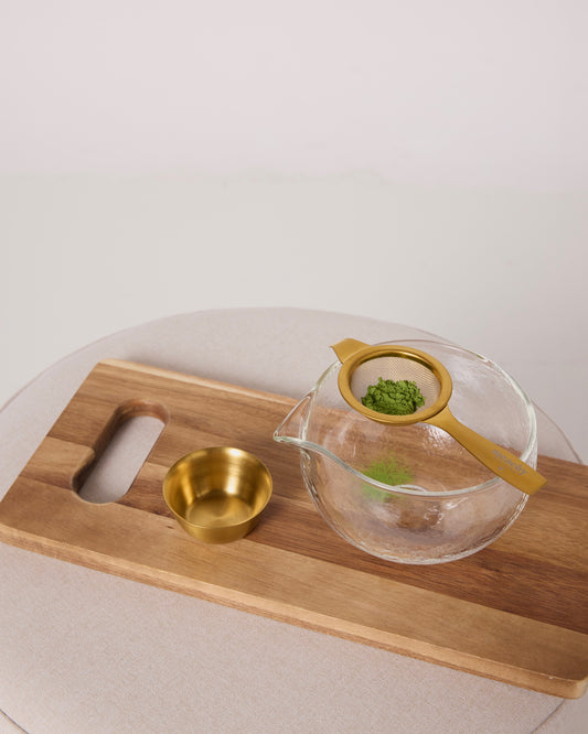Goldenes Matcha-Sieb