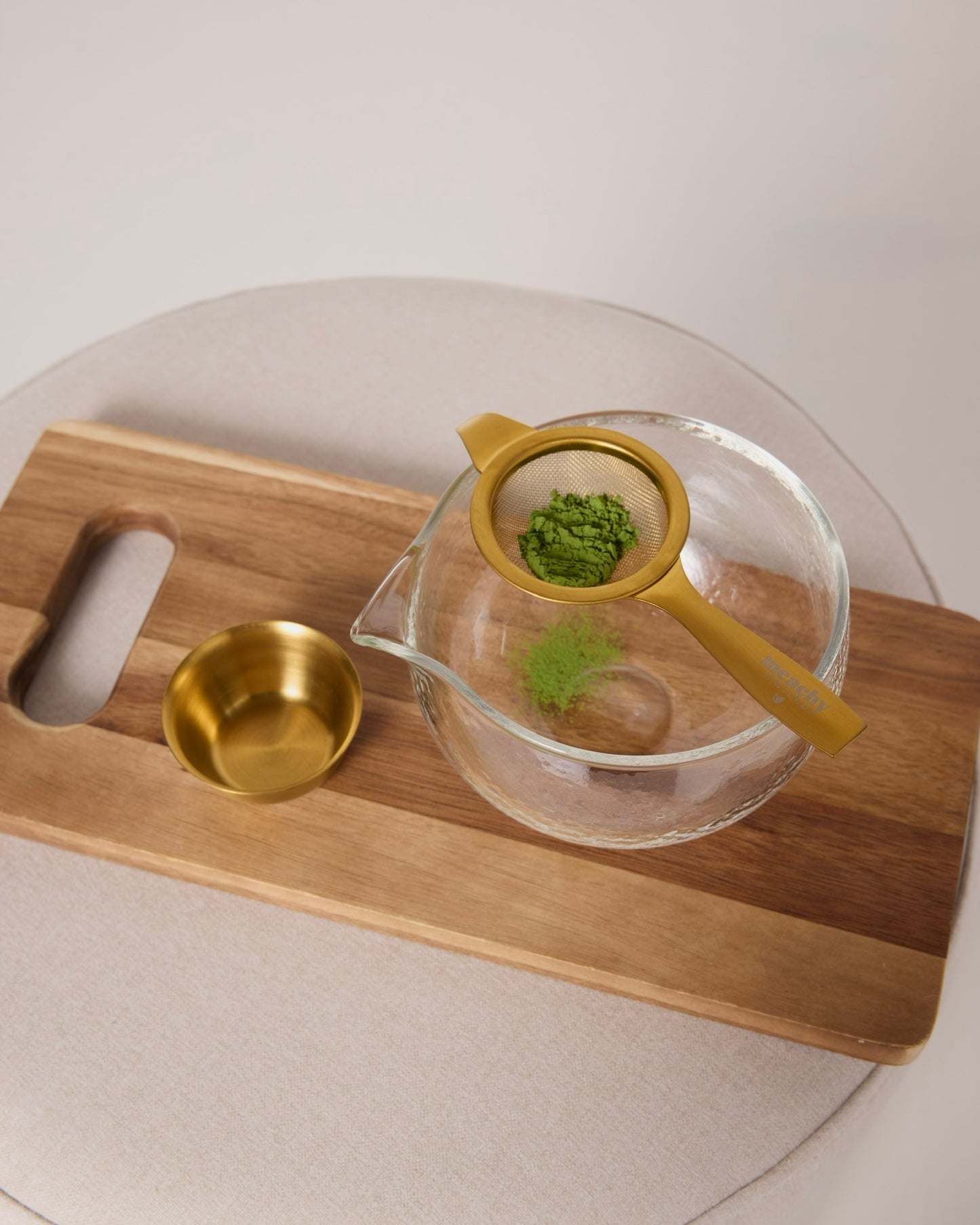 Goldenes Matcha-Sieb