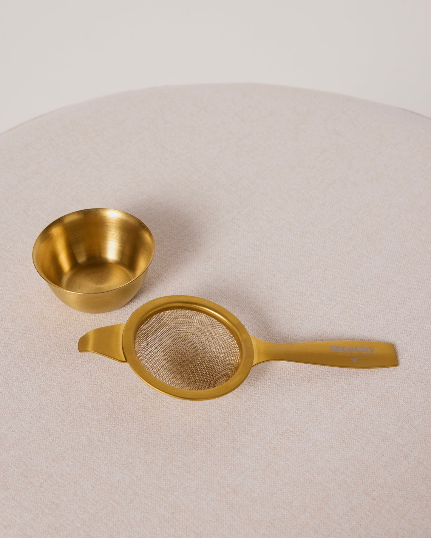 Goldenes Matcha-Sieb